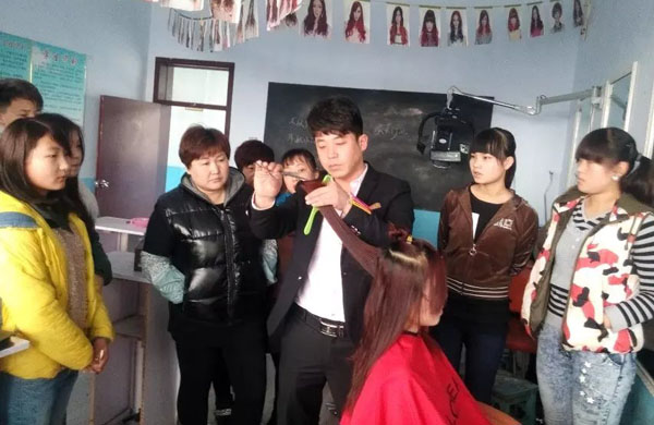 美發(fā)實踐課，女子中長發(fā)修剪