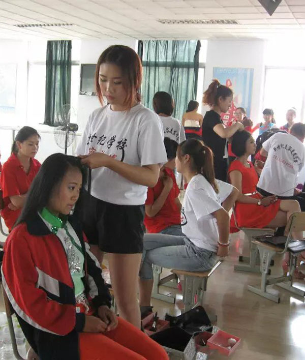 化妝學(xué)員外出實(shí)習(xí)