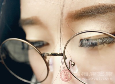 雙眼皮全切手術(shù)后一周需要佩戴遮光的眼鏡